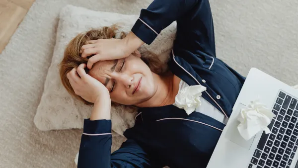 Писаћа машина са папиром на ком пише ,,дигитални детокс"