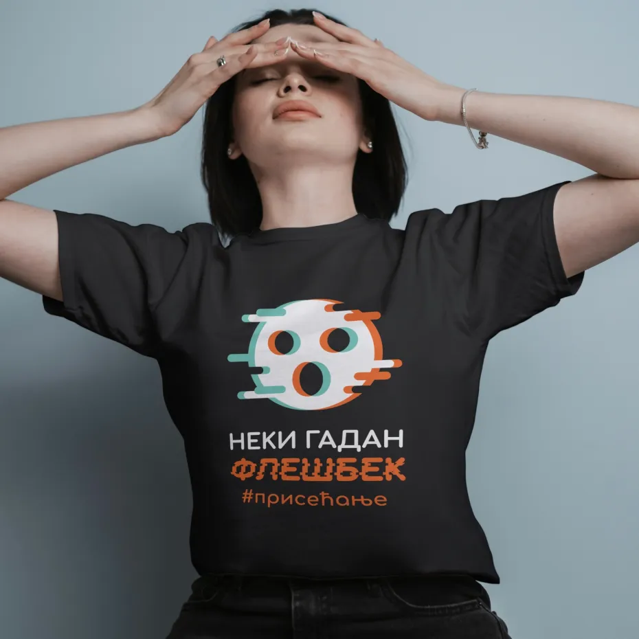 Неки гадан флешбек, црна женска мајица